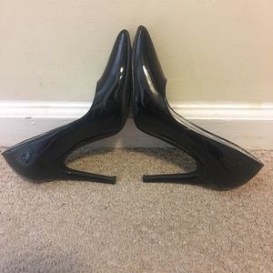 Black glossy pumps